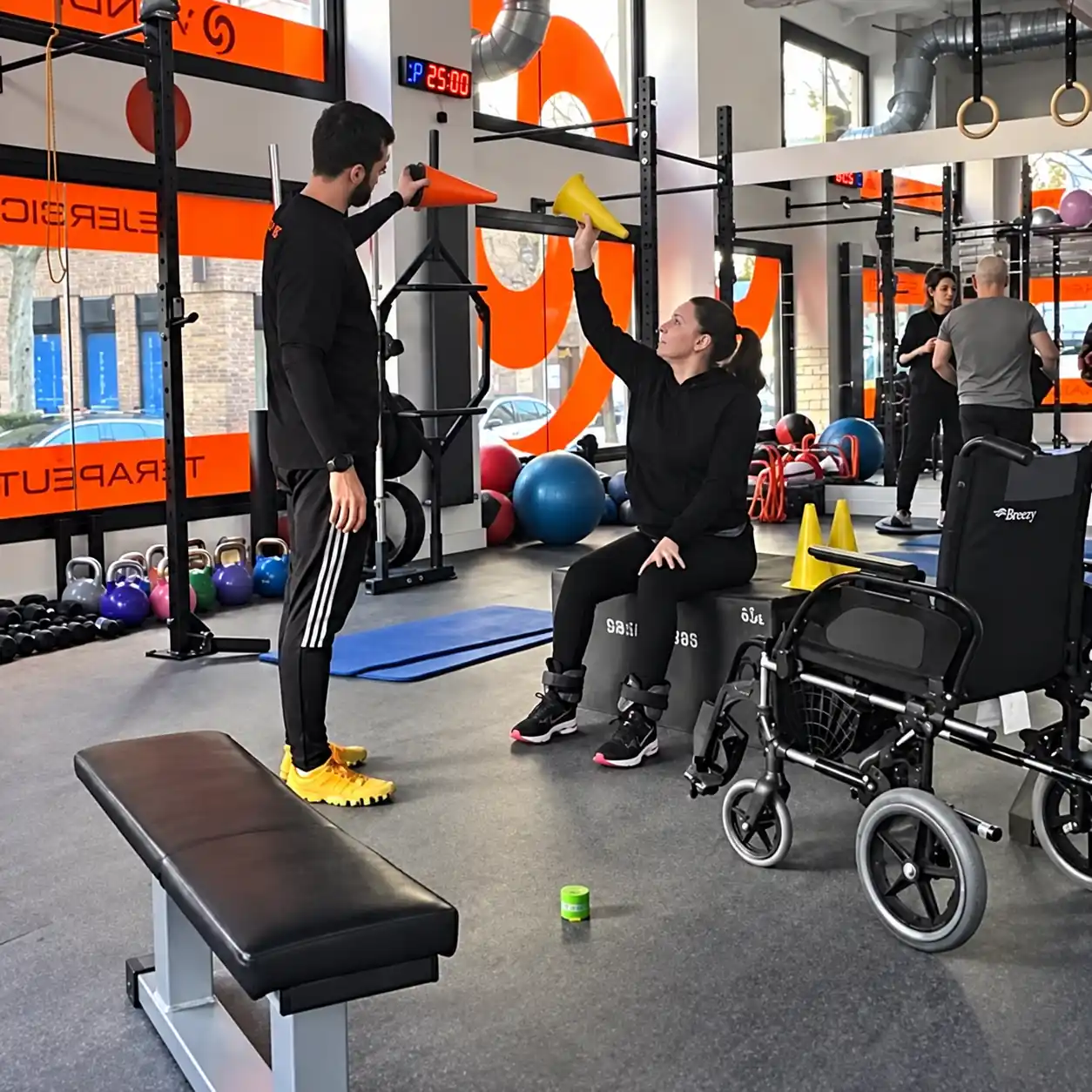 Sesión de neurorrehabilitación con silla de ruedas en Windfit Salud, Madrid