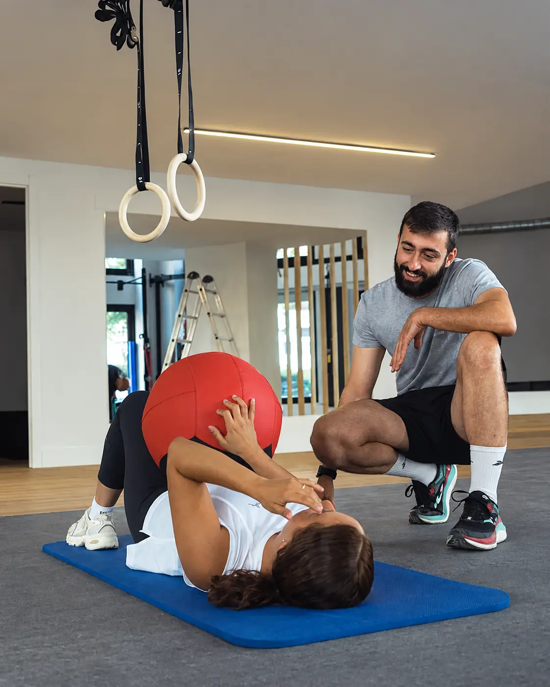 Ejercicio terapéutico guiado en la sala de Windfit Salud
