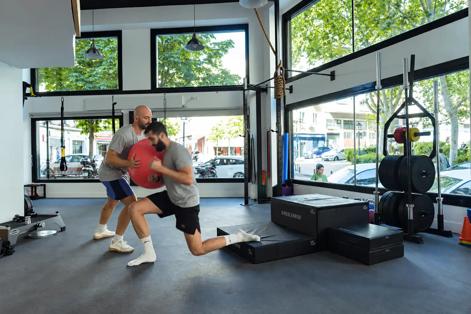 Trabajo de readaptación tras lesión en la sala de Windfit Salud