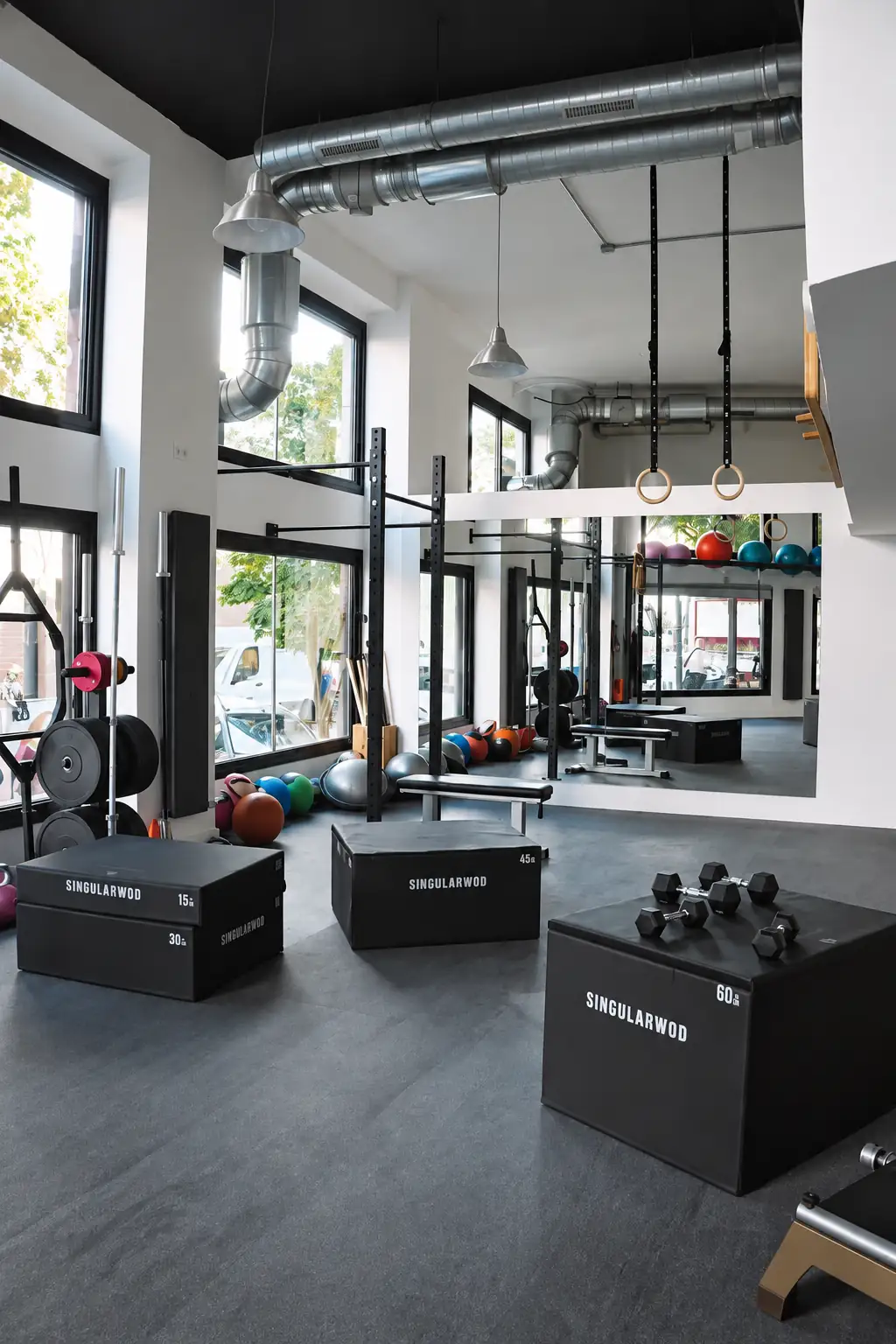 Sala de ejercicio terapéutico de Windfit Salud, con racks, cajones y material de entrenamiento