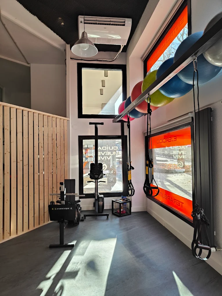 Zona de TRX, remo y bicicleta del centro Windfit Salud en Madrid